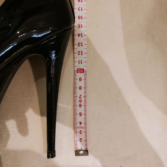 STEVE MADDEN Black Patent Platform Heels - Picture 7 of 7